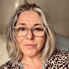 Dr Laura Noszlopy